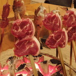 里山きさら - イノシシ肉が囲炉裏で焼かれてます