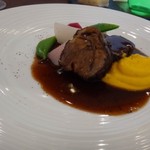 Restaurant Sourire - ニュージーランド産牛ばら肉の赤ワイン煮。クミン風味の人参のピューレ添え。