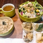雑貨と野菜のカフェ＆バル あじゅ - サラダセット　900円