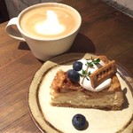 SOROR - シャキシャキりんごのチーズケーキ 500円(税込)／カフェラテ 300円(税込)セット価格