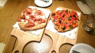 ピンサデローマ by bicerin - 右がオルトラーナ(トマトソース)、左がモルタデッラ(ハムみたいなの)でピスタチオがアクセント。
美味しかったです。