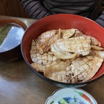 炭焼豚丼 空海 - 【2016年12月】ロース（漬物・味噌汁付）＠880円、提供時。
