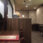 チロリン村 - カウンター席、テーブル席ございます店内。