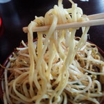 前田食堂 - 牛肉そば（こんな麺です）