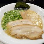 Teppuumiyamachi - 煮出シ鶏骨塩ラーメンは鶏白湯スープに、刻んだ生玉ねぎ、大きなチャーシュー、長ネギ、メンマ、海苔がトッピングされた一品。