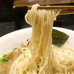 Teppuumiyamachi - 麺は細くモチモチ食感で、とろみがかった鶏白湯スープとも良く合います。