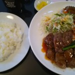 まんぷく亭 - これが『牛上ステーキセット』700円。