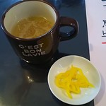 まんぷく亭 - スープに沢庵。