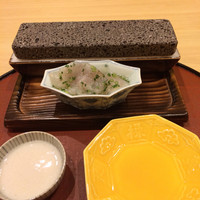 日本料理 寺田 - まずは寺田さん定番、河豚の石焼です。アツアツの石の上で、ぷりっぷりっの河豚を焼きます。すごくこうばしい？香りが漂い、【with美女】の会のメンバーは幸せな空間に浸っていました。白子のソースで頂きます。