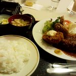 キッチンスズキ - カニクリームコロッケ、メンチカツ、鶏の唐揚げ定食