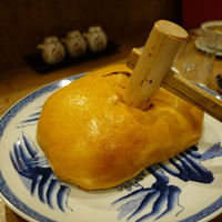 銀座夜市 - トンカチで割って