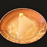 味 ふくしま - 『丸大根のカニ餡かけ』～!! 三角にカットされた丸大根は しっかり焚かれていて 出汁がたっぷり浸み込んでいて、箸ですーっと切れ、上の生姜を溶いて食べる～♪( ^o^)ﾉ