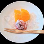 味 ふくしま - 『デコポンと苺』～!! 最後のデザート～!! 氷が添えられて、良く冷えている甘～いみかんと粉糖がかかった甘酸っぱいイチゴ～♪( ^o^)ﾉ