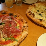 大衆イタリア食堂アレグロ - 右『クワトロ ファルマッジ』左『マルゲリータ コン プロシュート エ ルッコラ』