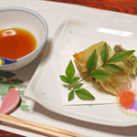 料亭 まつむら - 揚物。小原木揚げ、天出汁、
      蓮根、青唐、紅葉おろし。