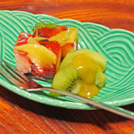 料亭 まつむら - 冷菓。苺とオレンジのゼリー寄せ
      キウィにかかってるのはマンゴーソースだよ。
      デザートまで美味しくいただいて大満足のボキら。
