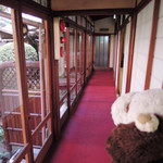 料亭 まつむら - こちらのお屋敷には四季折々に花が咲くように
      計算された立派な中庭があるんだよ～