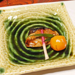 料亭 まつむら - 焼物。鰤照り焼き、金柑甘露煮、はじかみ。
      この器もおもしろいな～
