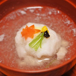 料亭 まつむら - 吸物。薄くず仕立て甘鯛かぶら蒸し、紅葉人参、
      軸三つ葉、赤玉味噌　柚子おろし。寒い日だったので、とっても温まります！
      お出汁がほんとに美味しいよ。