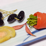 料亭 まつむら - あん肝柚香巻き、黒豆松葉串刺し、サーモン菜の花巻き。
      柚子香り巻きも美味しい～どうやって作ってるんだろう？