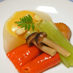 料亭 まつむら - フタをあけると、中には
      風呂吹き大根、白玉味噌、松の実、木の芽、
      帆立貝旨煮、赤万願寺オランダ煮、蕗、しめじ。赤、黄、緑の彩りが見事だよね。