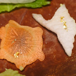 料亭 まつむら - 予約をする時に、「誕生日のお祝いで」と伝えたら
      こんなお気遣いをして頂いたよ。ほら、よく見て～
      縁起の良いツルとカメの形になってるでしょう。
      大根と人参を飾り切りして、金粉がまぶされてます。