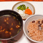 料亭 まつむら - 赤だし、ご飯、漬物三種。お祝いということで、ご飯も
      白ご飯からお赤飯に変更してくれたそうなの。