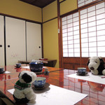 料亭 まつむら - 案内されたのはとっても落ち着いた雰囲気のお部屋です。
      お庭を眺めながらお食事したかったけど
      この日はとっても寒かったので障子は閉めてるよ。