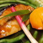料亭 まつむら - 鰤に脂がのってて美味しい～
      金柑の甘露煮ってボキ、大好きなんだ。
