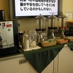 Kafe resutoran di amonto - （朝食バイキング）大型テレビと飲み物コーナー
