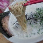 金田家 - 麺は細麺ストレートで低加水。更にエッジがない丸麺だ。