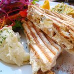 ガーデン＆クラフツ カフェ - ('10/12)播州百日鶏の網焼きと北海道クリームチーズのイタリア風ホットサンド