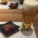 海乃四季 - お通し マグロ？の酒盗？と乾杯のビール