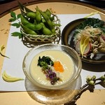 九州料理 薩摩太鼓 - お通し 玉子豆腐、ササミの山葵和え、枝豆