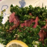 新料理 都留野 - 都留野(たんタタキの小ねぎをかき分けたところ)