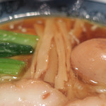 藤堂 - らーめん醤油 燻丸 大盛　ズームアップ