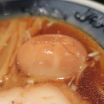 藤堂 - らーめん醤油 燻丸 大盛　ズームアップ