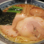 藤堂 - らーめん醤油 燻丸 大盛　ズームアップ