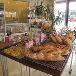 ジョルノス - パン屋っぽくないスタイリッシュな店内