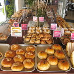 ジョルノス - 約４０種類のパンが並ぶ店内