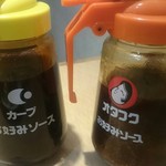 紀乃国屋ぶんちゃん - 卓上のソース2種。