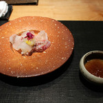 おおたに - 鯛のお造り　菊のおろし和えと一緒に