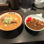 すみれ - ラー博は俺の社員食堂。  
      平日限定味噌ラーメソラソチ！  
      今日はラーメソ屋さんのカレーを選択