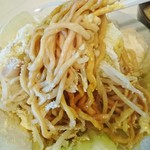 麺家 ぶんすけ - 上部のトッピングと混ぜながら食べる…