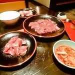 焼き肉　金花郎 - 奥から豚バラ、牛サガリ、豚ホホ肉