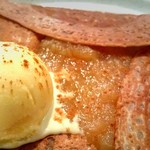 ブレッツカフェクレープリー - リンゴのコンポート、ヴァニラアイス、シナモンのガレット