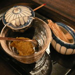 Shunsai Shubou Ichinoki - 卓上の薬味等(中央は柚子胡椒)