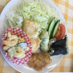 食堂はまかぜ - ハマグリの磯辺巻、フライとサラダ