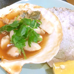 十八番 - 殻付き帆立焼き。