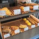 コカブ フレンチ - 店の入り口の横にある、テイクアウトパン